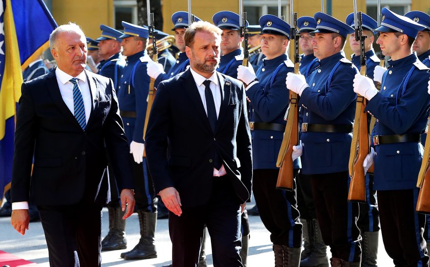 Хрватскиот министер за одбрана е разрешен откако предизвика сообраќајна несреќа