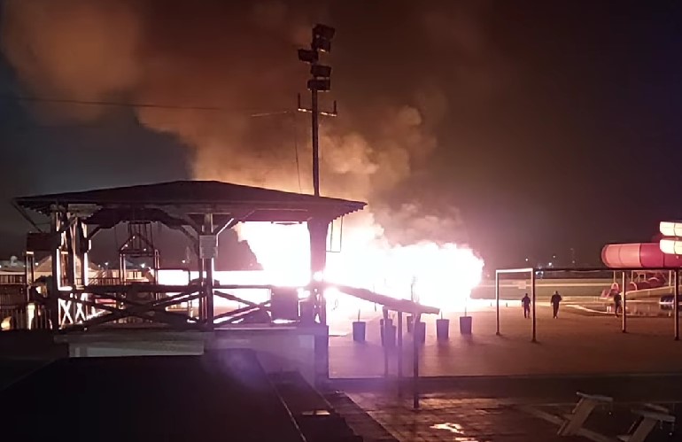 ГОЛЕМ ПОЖАР ВО ЈАГОДИНА! Гори аква паркот, одекнуваат ДЕТОНАЦИИ, позната и причината за хаосот