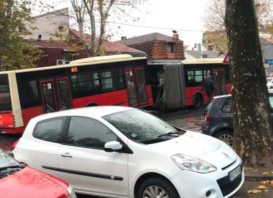 ВИДЕО „Хармониката пукна“: Во Белград се преполови автобус!