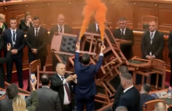 ФОТО: Хаос и во албанскиот парламент, усвоен буџетот среде запален оган