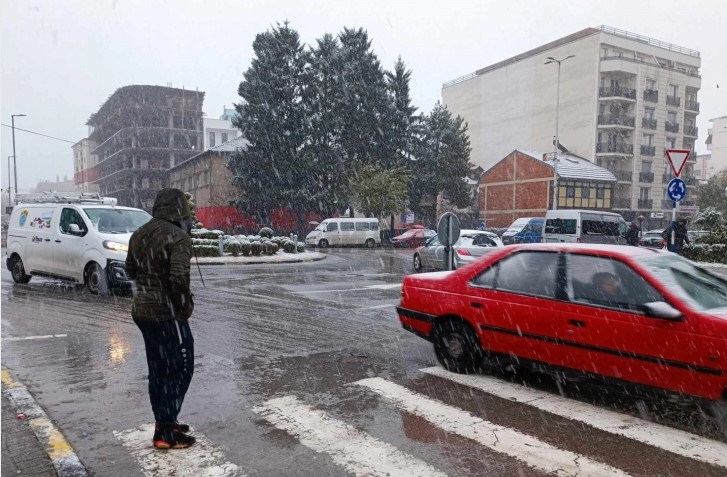 Снегот во гостиварско го отежнува сообраќајот