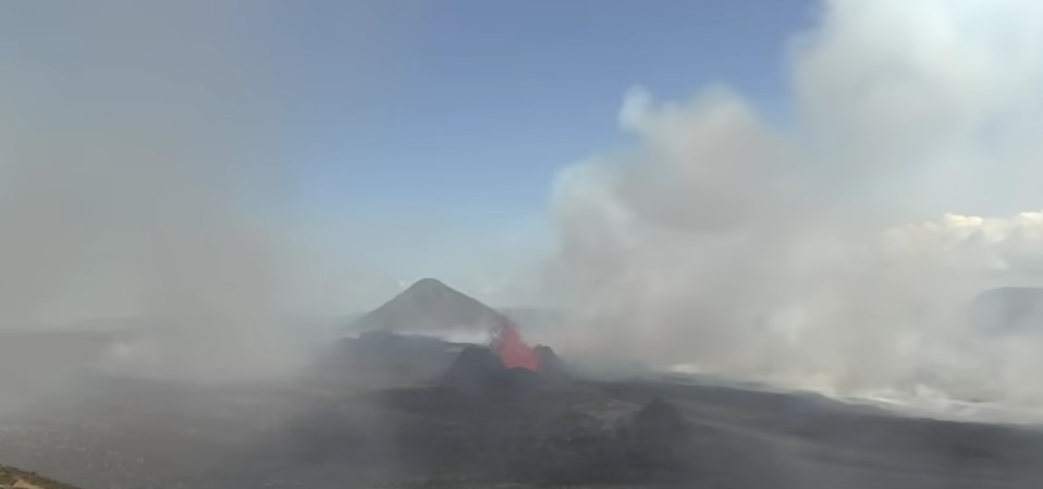 ВИДЕО Вулканот се заканува да уништи град: Драма на островот, крева лава, илјадници луѓе евакуирани