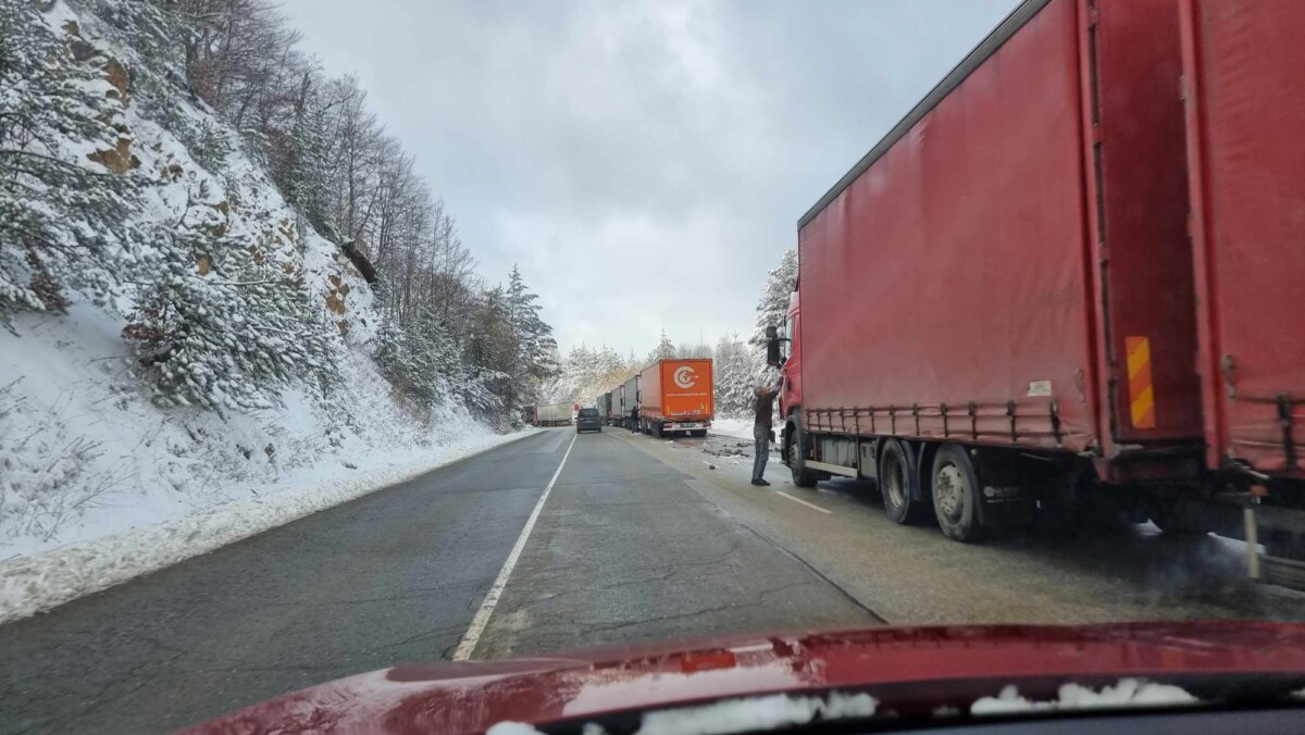 Врнежи од снег низ Македонија, воведена забрана за камиони на овие патни правци