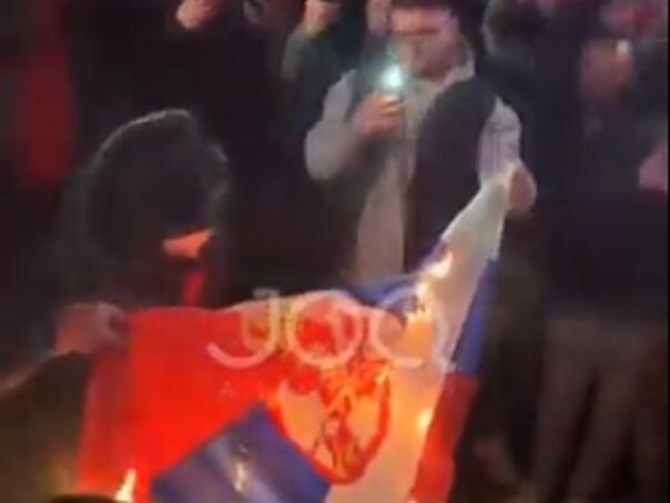 ВИДЕО Албанските навивачи го запалија знамето на Србија