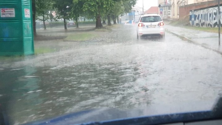 Невреме во Хрватска и Словенија, се излеаја реки, силен ветер предизвикува проблеми на Јадранот