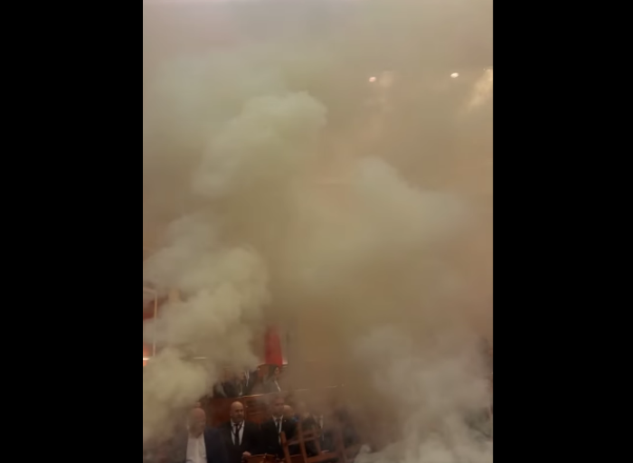 ВИДЕО Нова драма во албанскиот Парламент: Пратениците активираа димни бомби