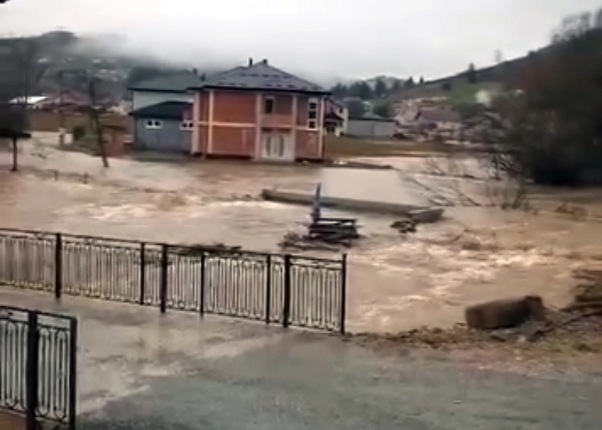 ВИДЕО: Хаос во Црна Гора, се е под вода – поплавени улици, куќи, мостови!