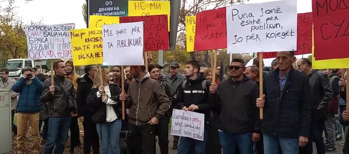 Судијка доби плакета за „Цензор на годината“ на протест на новинари против цензура и ограничување на медиумската слобода