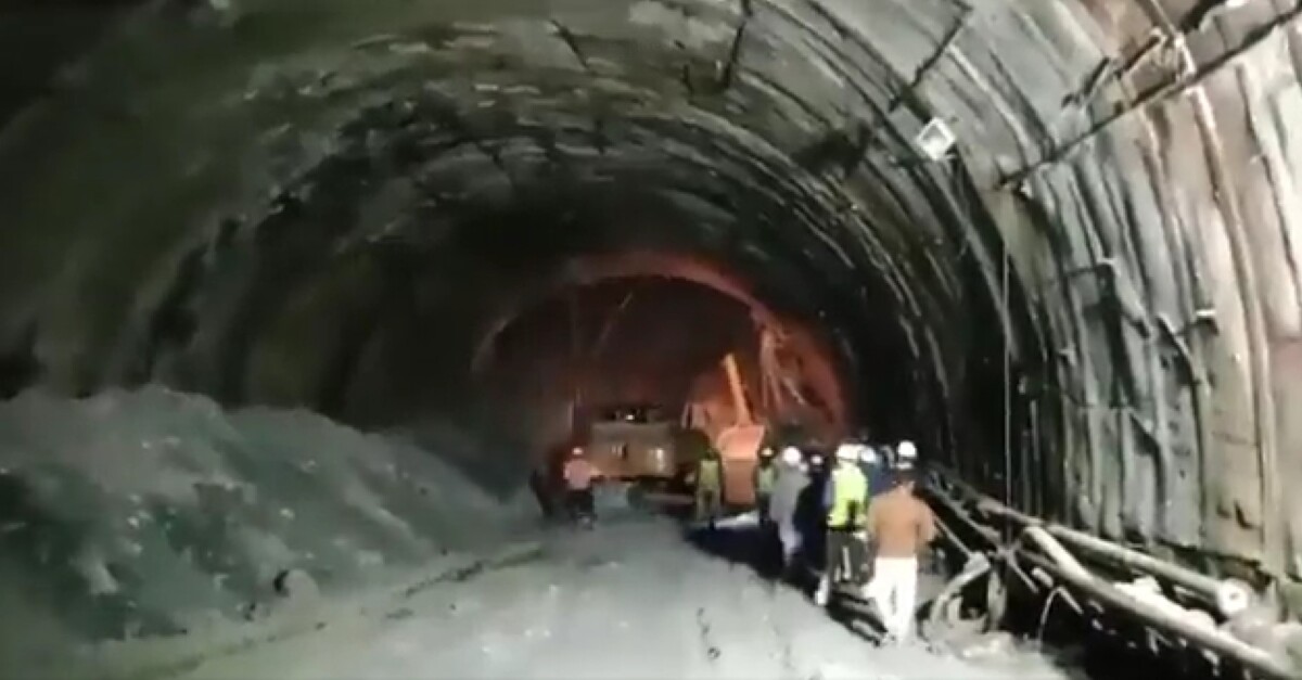 Продолжи спасувањето на 40 работници затрупани во урнатиот тунел