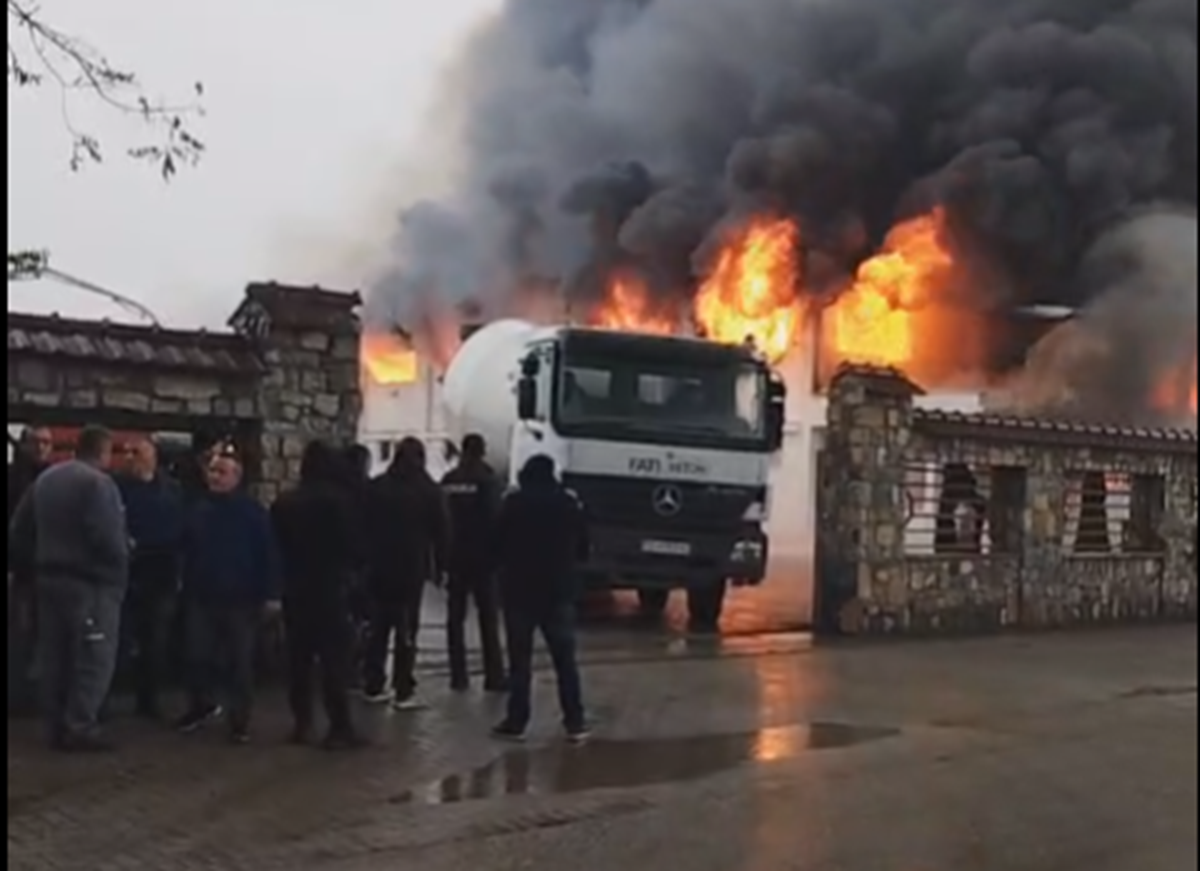 ВИДЕО Голем пожар во тетовско, гори фабрика за бои и лакови