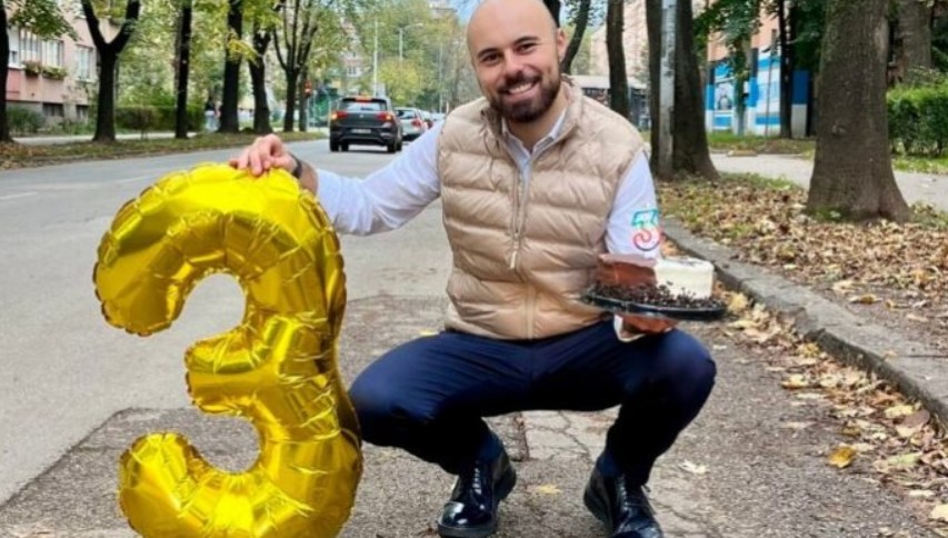 Со торта и балон: Човек од БиХ на уличната дипка и го прослави третиот роденден!