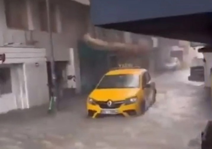 Бурата ја погоди западна Турција, поплави во Измир