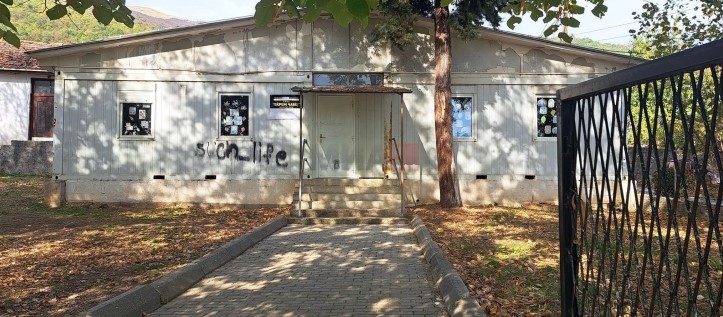 Дваесет и две години основците на македонски јазик во тетовско Непроштено учат во објект направен од лимени контејнери