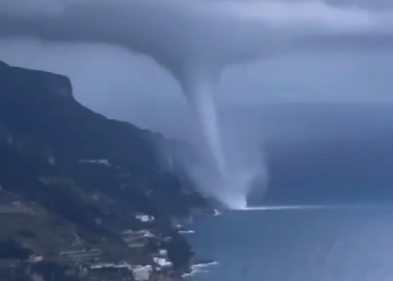 ВИДЕО Голема водена пијавица се појави во Италија