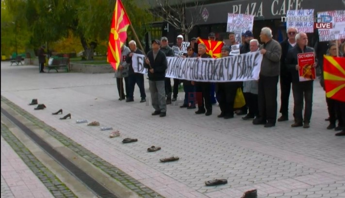 Пензионерите ги донесоа старите чевли, порачуваат дека со ниските пензии не можат да си дозволат нови!