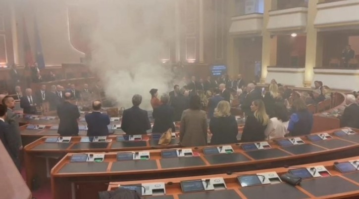 ПОВТОРНО ХАОС: Салата во албанскиот парламент во чад!