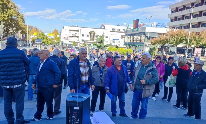 Пензионерите на улица, велат нема отстапување од барањата!