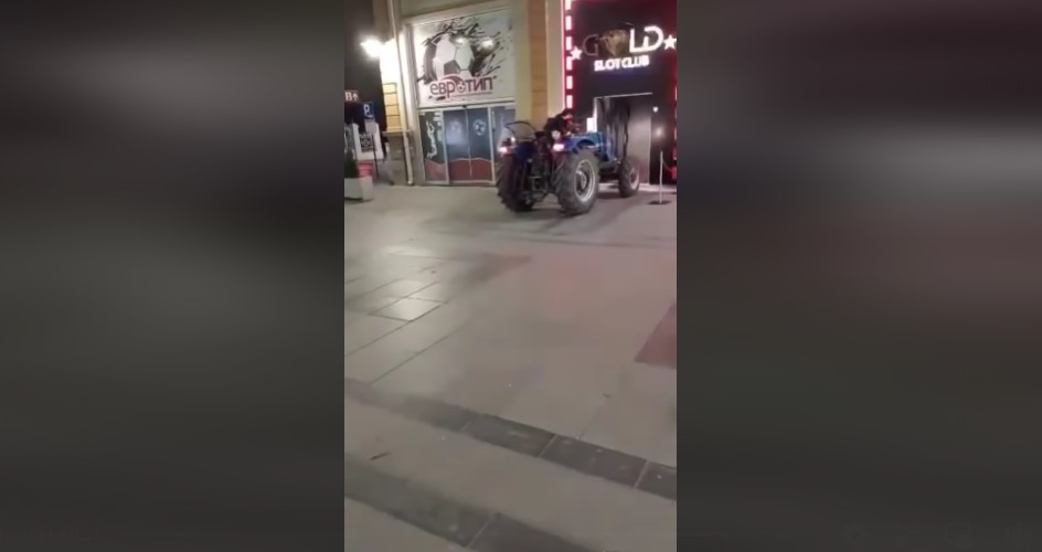 ВИДЕО: Маж со трактор се обиде да влезе во казино во Битола