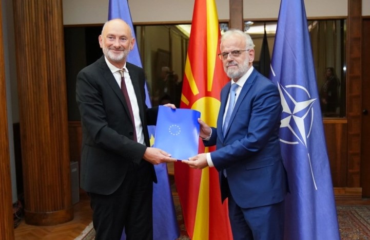 Евроамбасадорот Гир му го врачи Извештајот за напредокот на претседателот на Собранието Џафери