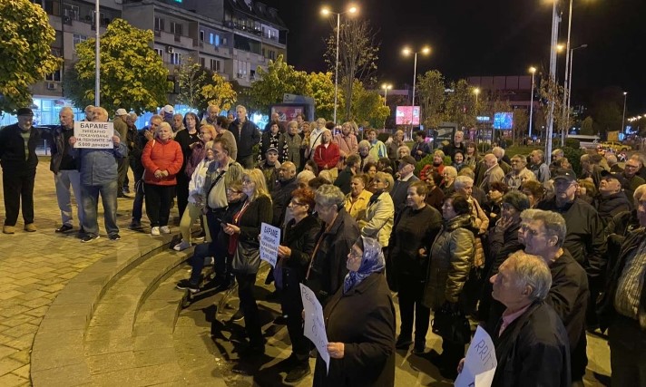 Не отстапуваат од барањата: Пензионерите одржаа протест на плоштадот