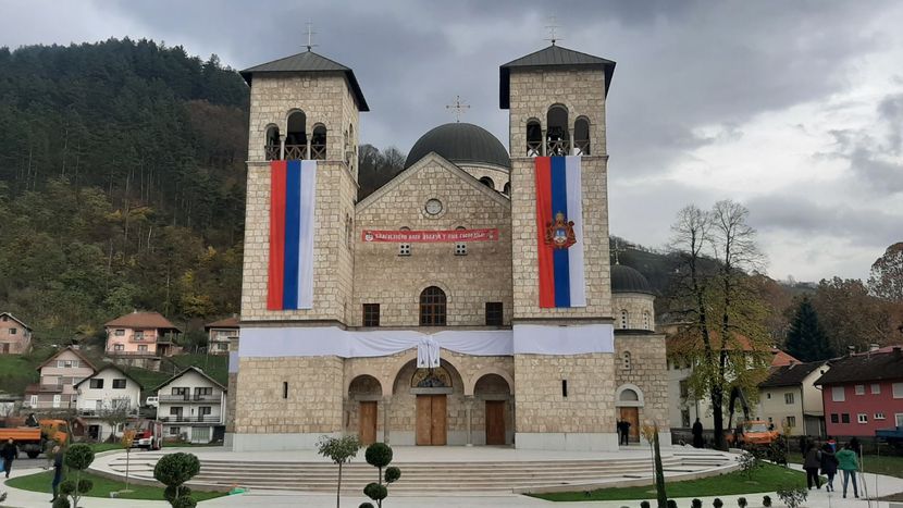 Широк 50 метри, висок повеќе од 30 метри: Ова е најголемиот православен храм во БиХ, осветен од патријархот Порфирије