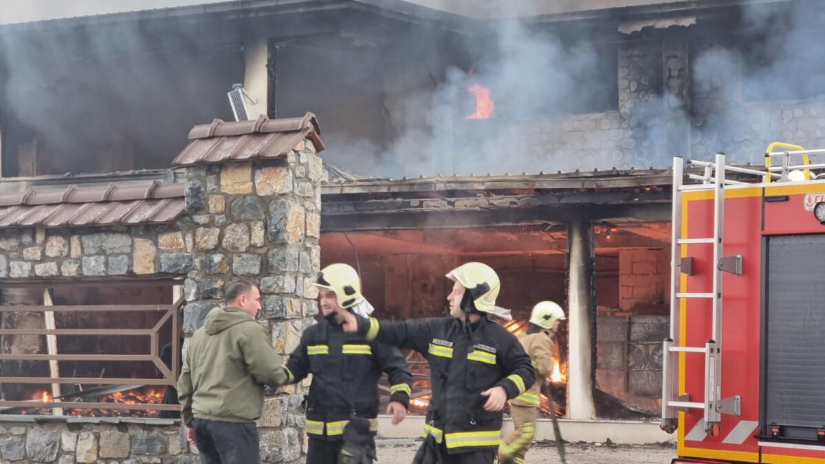 Пожарот во Фалише се уште активен, пожарникарите непрекинато продолжуваат со гаснење
