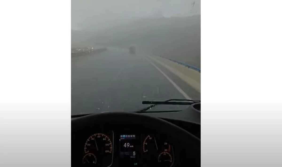 ВИДЕО ХАОС ВО ХРВАТСКА Циклонот над Балканот донесе СИЛНО НЕВРЕМЕ: Пороен дожд врне, автомобилите чекаат во тунели времето да се смири, врнежите парализираат се