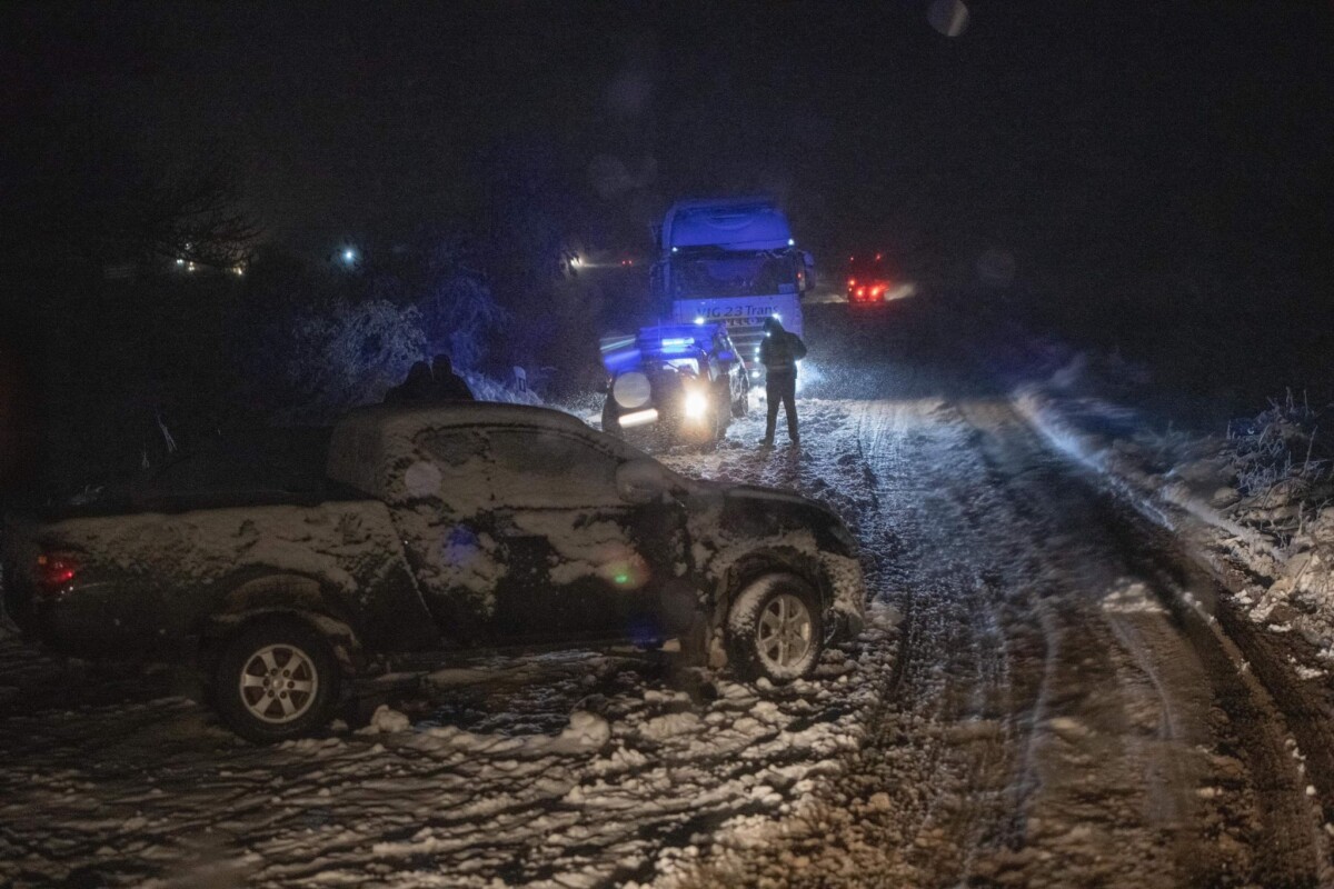 Обилни врнежи од снег во Берово, еве каква е состојбата на патиштата низ Македонија на полноќ