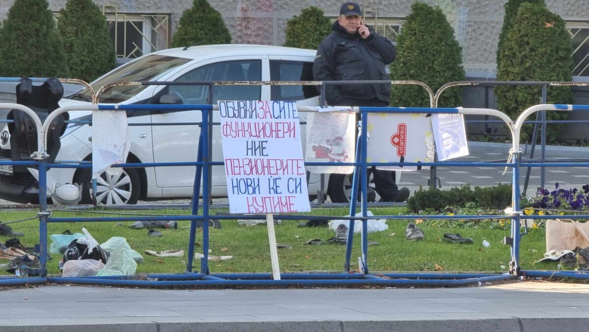 ФОТО: Пензионерите на протест – им оставија обувки на функционерите!