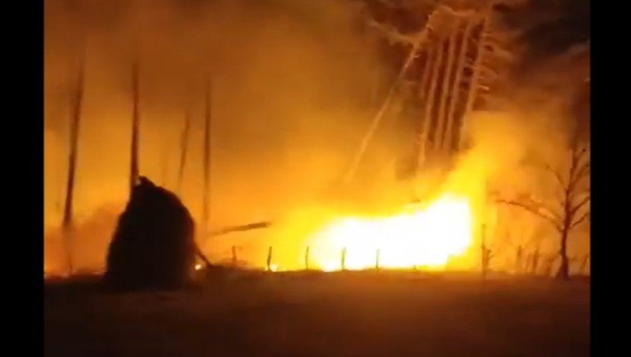 ВИДЕО Ветерот урна далновод во БиХ, избувна голем пожар, жителите се евакуирани