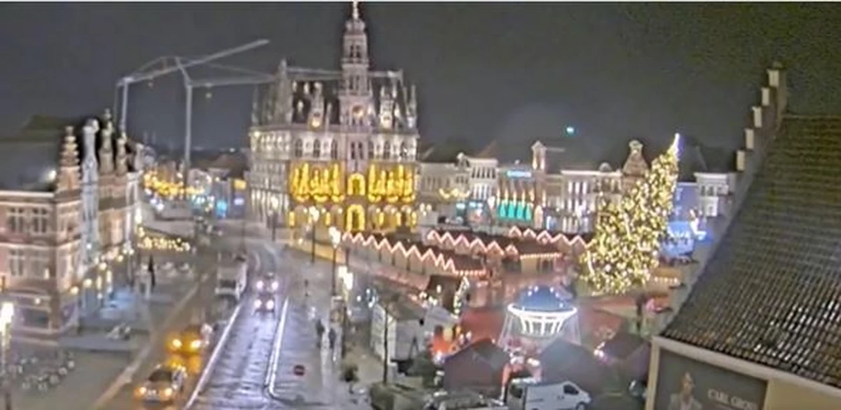ВИДЕО Огромна елка падна врз луѓе на плоштад, една жена загина, камерите ја снимија страшната несреќа