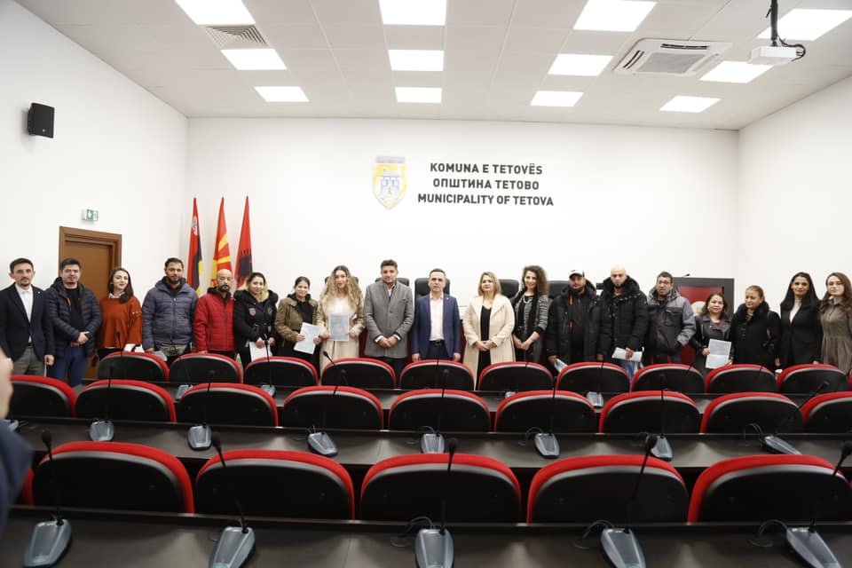 Општина Тетово свечено додели 17 свидетелства на лица, кои немале завршено основно образование