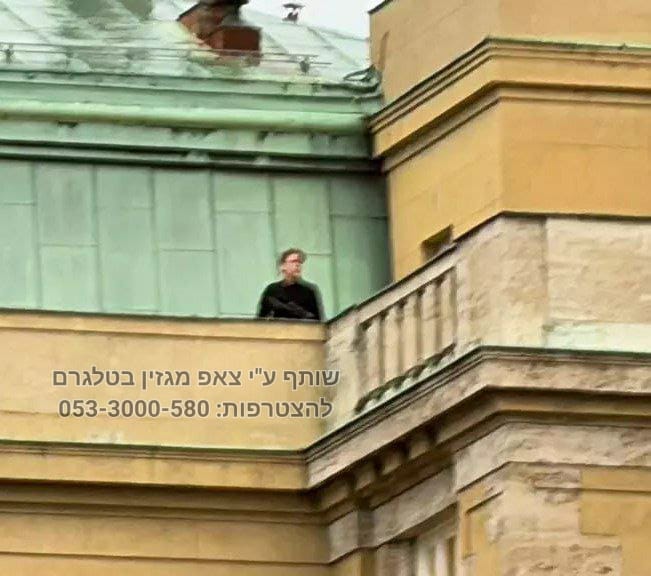 ВИДЕО Убиецот вика и пука по луѓе од терасата на факултетот, вознемирувачка снимка од масакрот во Прага