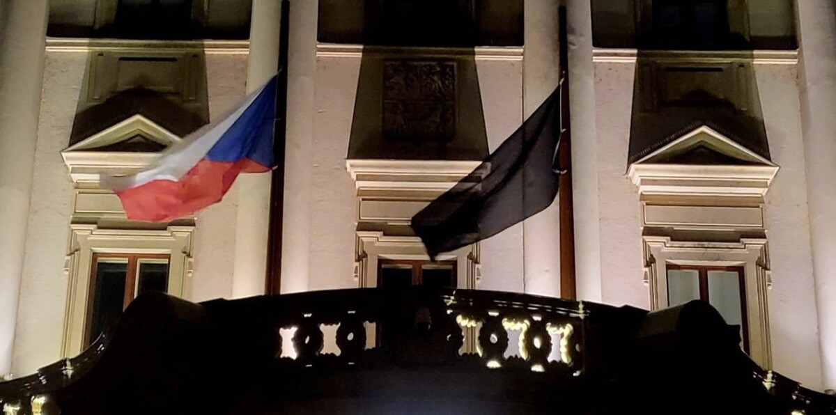 ФОТО Поставени црни знамиња, прогласен ден на жалост во Прага