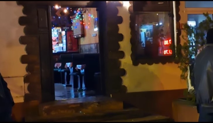 ВИДЕО Крвава пресметка пред ресторан во Нови Сад: Напаѓачите по жестока расправија се вратиле со пиштол, еве во каква состојба е ранетиот