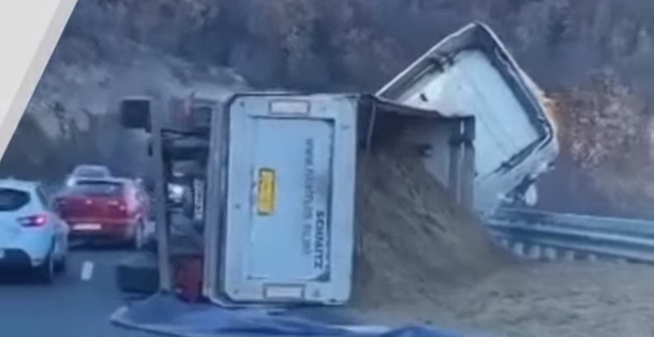 ВИДЕО Шлепер се преврти кај Плетвар, отежнато движењето на сообраќајот