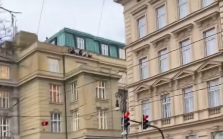 Девојка од фотографија која го обиколи светот: „Паднавме во стапица, убиецот одеше кон нас, па некој падна“