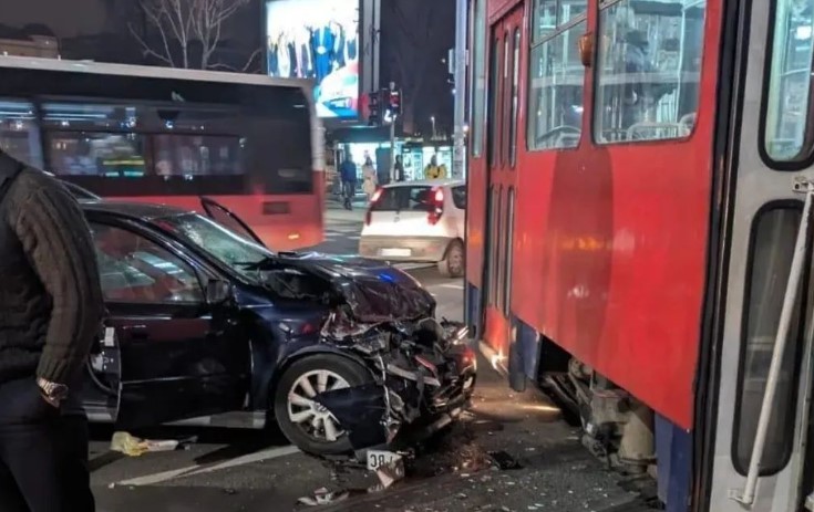 ТЕШКА НЕСРЕЌА ВО ЦЕНТАРОТ НА БЕЛГРАД: Автомобилот поминал на црвено светло и се судрил во трамвај!