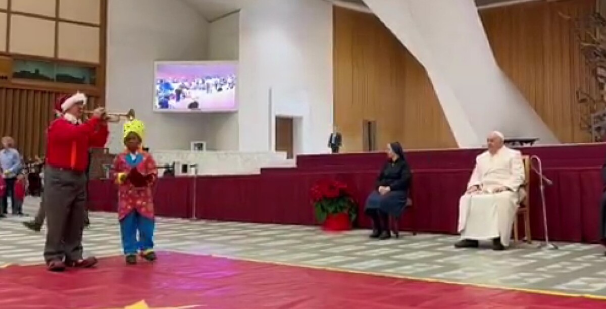 ВИДЕО ВАКА ПАПАТА ГО ПРОСЛАВИ 87. РОДЕНДЕН: Детска песна и игра, циркуска претстава, па ужина и торта пред молитва