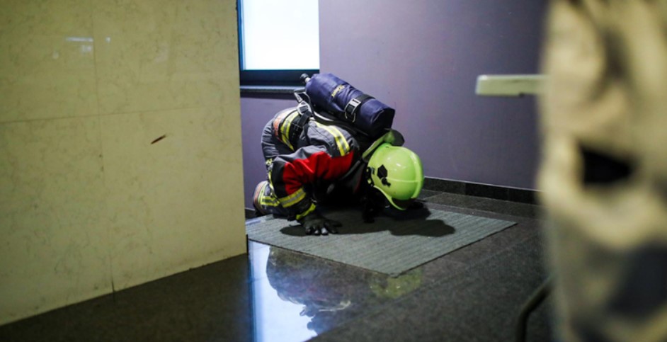 Пожарникарите во Хрватска во полна опрема трчаа по 666 скали за хуманитарни цели