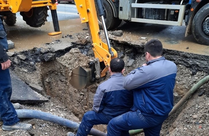 Пукна водоводна цевка во Центар, поплавени улици, објекти, домови!
