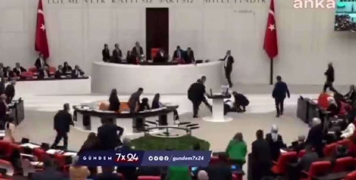 ВИДЕО Пратеник доживеа срцев удар во турскиот парламент: Рече дека „Алах ќе го казни Израел“ и се струполи на подот