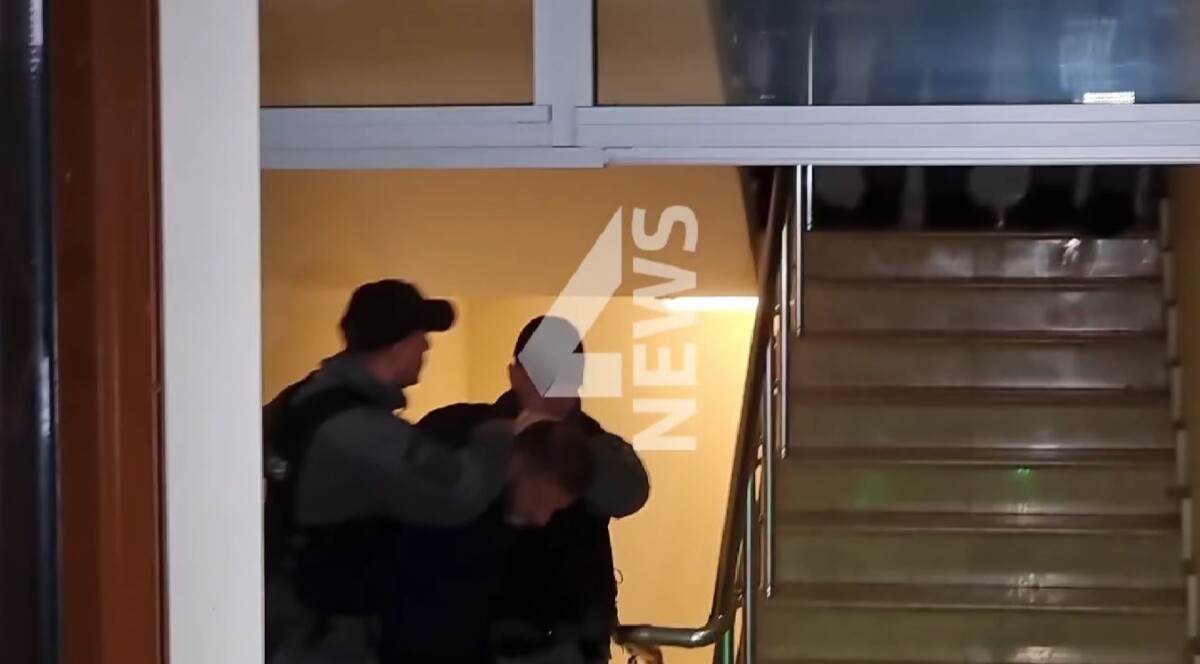 ВИДЕО: Во Кривичниот суд пристигна уште еден осомничен, полицијата го внесе преку гаражи!