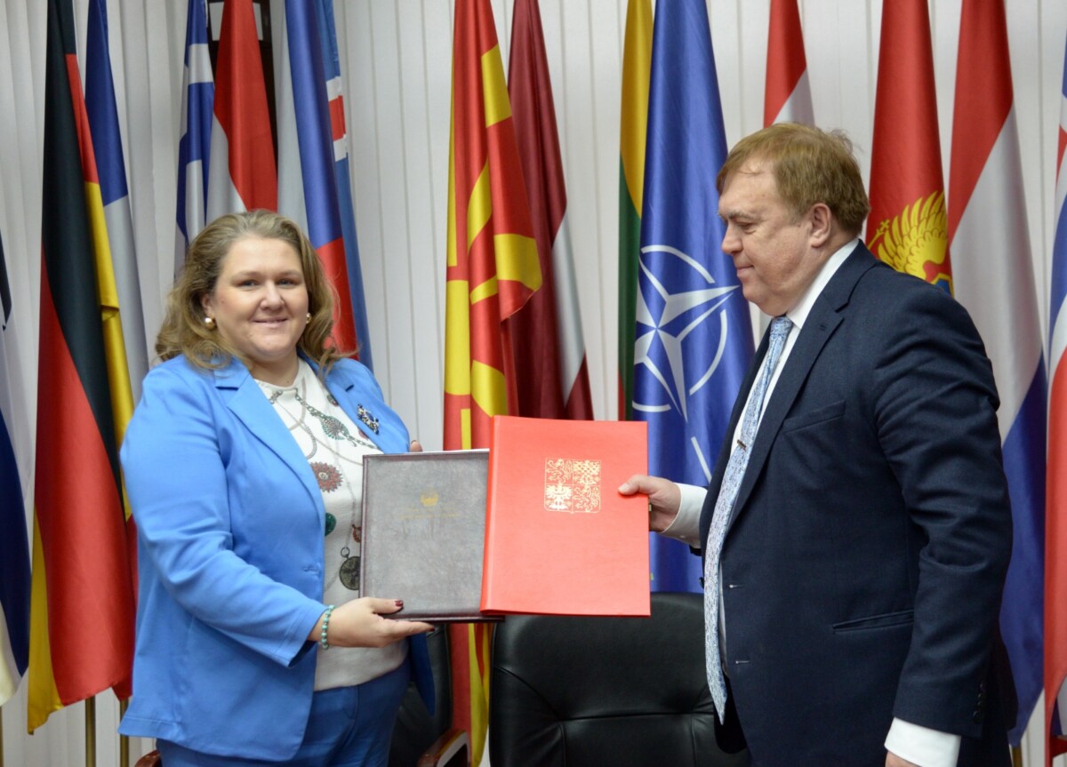 Министерката Петровска потпиша договор за набавка на делови за воздухоплови од Чешка со кој за прв пат се донесе системско решение за целосна функционалност на македонското воено воздухопловство