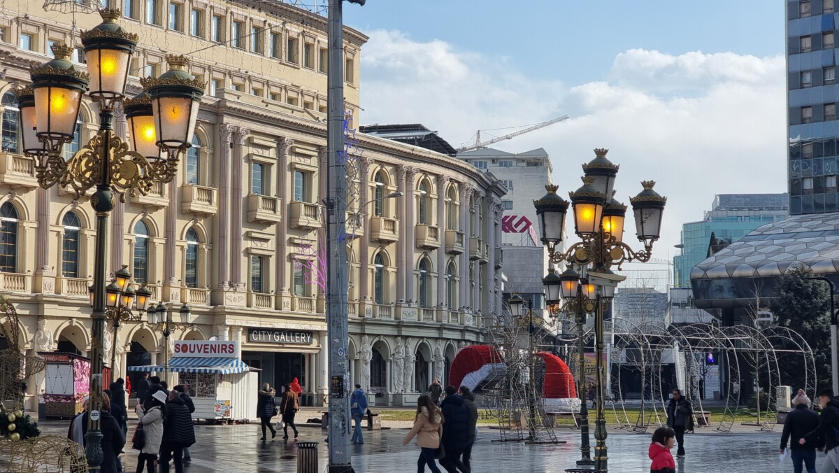 ФОТО Сонце и вклучени канделабри, ,,одлична” комбинација во енергетска криза