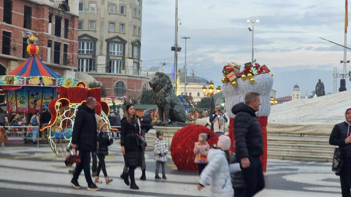ФОТО: Еве каква е атмосферата на плоштадот во Скопје на првиот ден од 2024 година