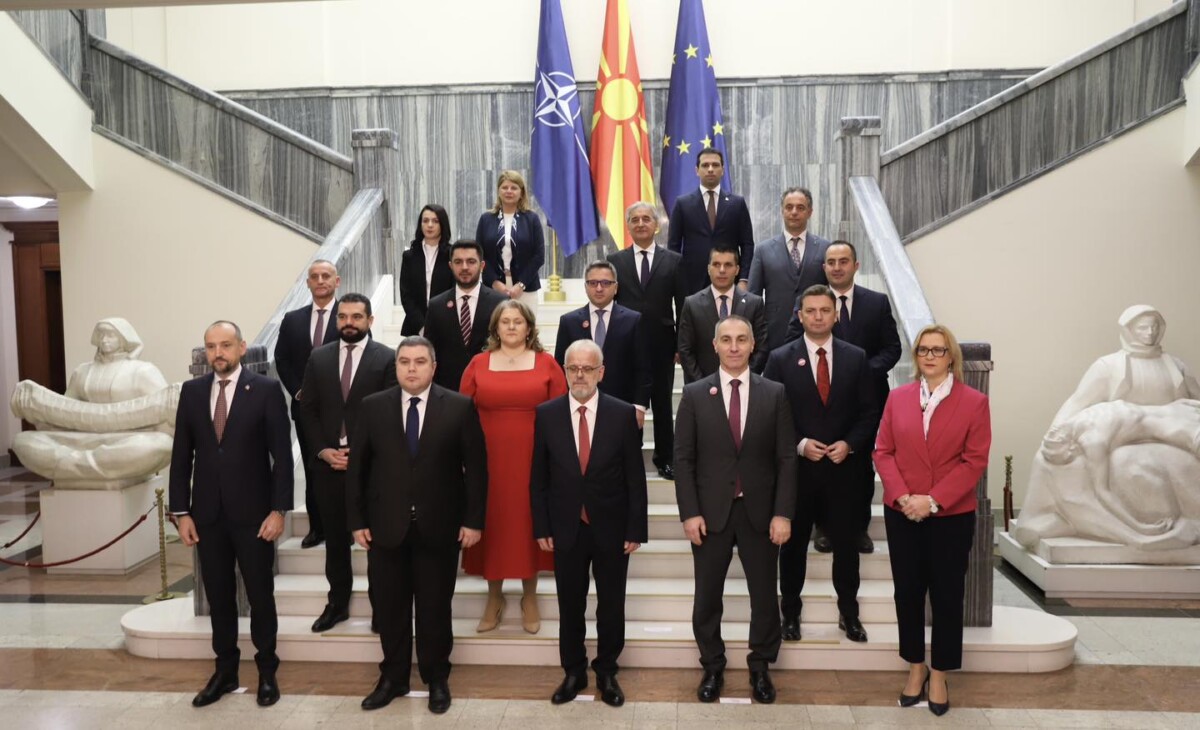 Фамилијарна фотографија од техничката Влада – Џафери: Денес се исполнува сонот за прв премиер Албанец!