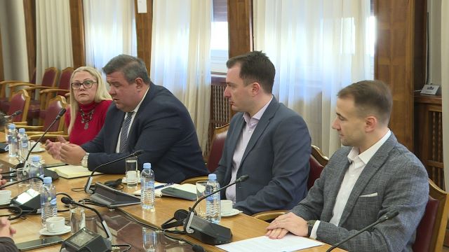 Законот за јавна администрација на затворена седница