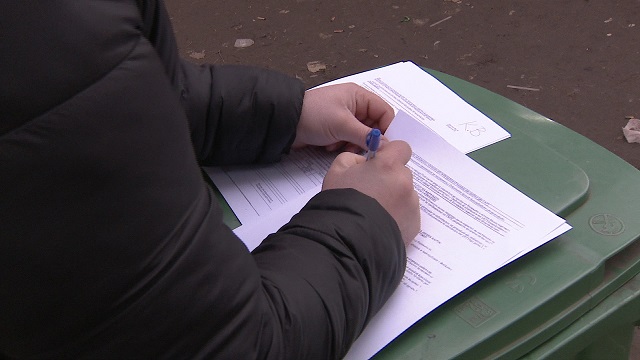 Турканици, караници и чекање со часови на пунктот „Пролет“ – документи се пополнуваат и на корпа за отпадоци