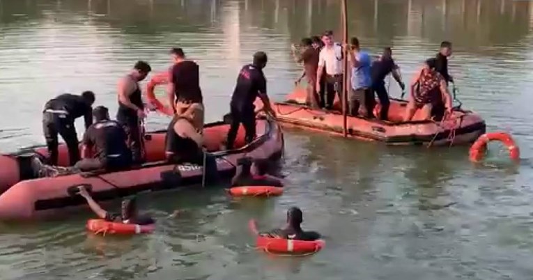 ВИДЕО Во Индија се преврте брод со ученици, загинаа најмалку 12 деца